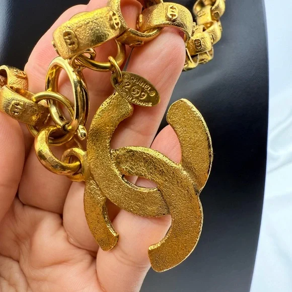 CHANEL Vintage Gold CC Chain Link Pendant Necklace - Picture 3 of 13